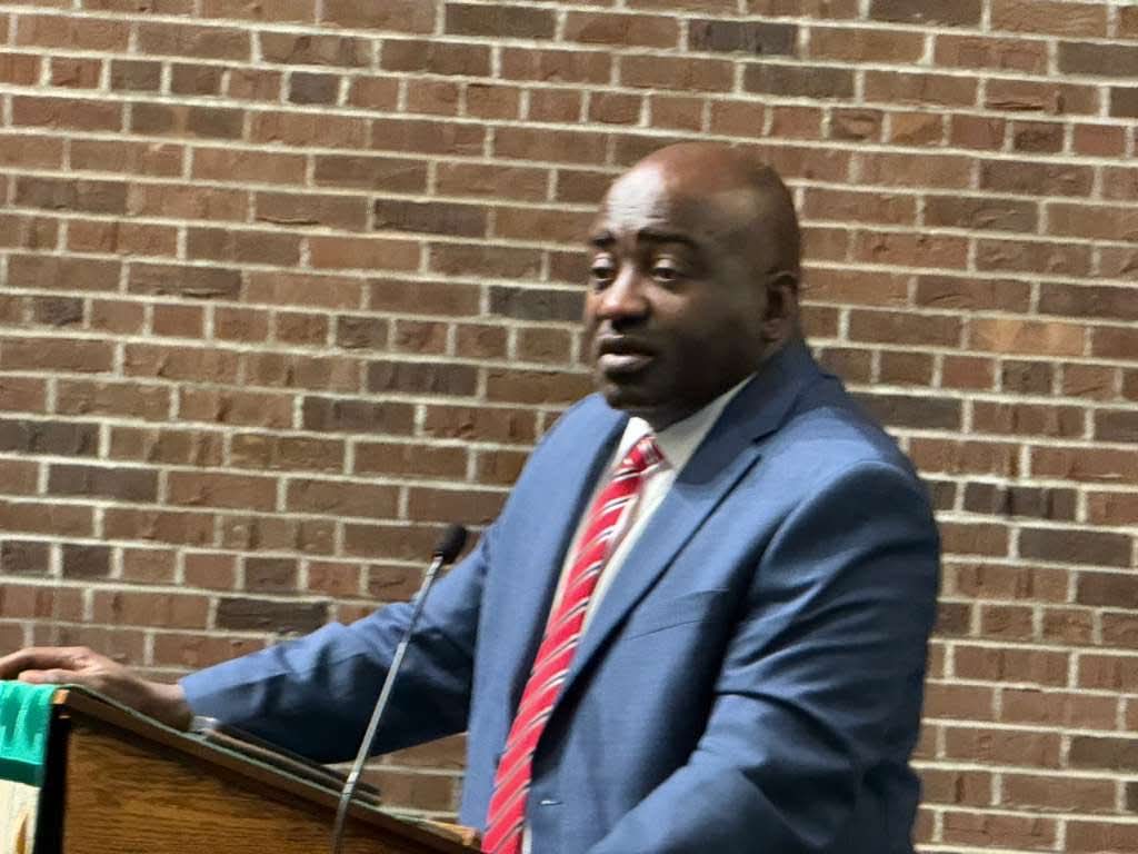 Political Leader Proposes Constitutional Shake-Up: Shorter Terms for Officials, Higher Retirement Age for Justices